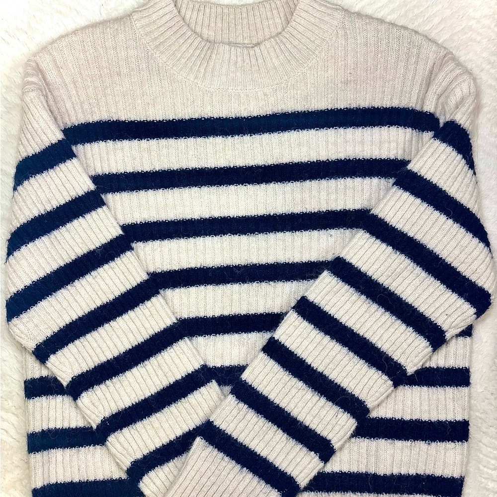 H&M Women’s Cream & Navy Striped Ribbed Knit Sweater Size Medium